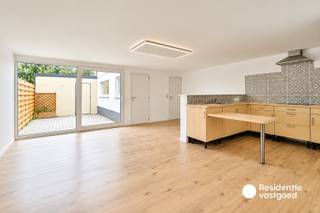 Welkom in deze charmante gesloten bebouwing in de Beekstraat 27 te Oostkamp, waar u deze gerenoveerde rijwoning terugvindt in een rustige, residentiële omgeving. Winkels, scholen en andere dagelijkse voorzieningen bevinden zich op korte afstand.<br /><br />De woning werd gebouwd in 1954 en onderging in 2026 een totaalrenovatie. Op het gelijkvloers komt u binnen via de inkomhal met berging onder de trap. Aansluitend bevinden zich de gezellige leefruimte met pelletkachel. Verder beschikt de woning over een ruime keuken met een bijkeuken en biedt uitzicht op de koer. Daarnaast zijn er een afzonderlijk toilet en een praktische berging met aansluitingen voor wasmachine en droogkast.<br /><br />Op de eerste verdieping bevinden zich twee volwaardige slaapkamers, een aparte bureauruimte en een badkamer. De zolder biedt bijkomende mogelijkheden.<br /><br />Buiten geniet u van een onderhoudsvriendelijke koer en een ruime garage van 22 m².<br />Deze woning wordt aangeboden met een richtprijs. Ieder bod hoger of lager dan deze richtprijs wordt overgemaakt aan de eigenaars die al dan niet het bod kunnen aanvaarden.