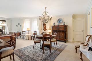 <strong>Instapklaar gelijkvloers appartement met 2 slaapkamers met ensuite badkamers, bureau en ruim terras + mogelijkheid ondergrondse autostaanplaats met berging.</strong><br /><br />Ontdek dit uitzonderlijk gelijkvloers appartement, gebouwd in 2019 met oog voor detail, comfort en energiezuinigheid. Deze woning biedt het perfecte evenwicht tussen modern wooncomfort, hoogwaardige afwerking en een rustige doch centrale ligging, dichtbij het centrum en omgeven door groen.<br /><br /><strong>Indeling: </strong>Bij het binnenkomen wordt u verwelkomd in een lichtrijke leefruimte die dankzij de grote raampartijen baadt in natuurlijk licht. De ruime woonkamer en eetplaats vormen samen een harmonieuze leefomgeving met directe toegang tot het zonovergoten terras en de verzorgde gemeenschappelijke tuin.<br /><br />De halfopen, volledig uitgeruste keuken is stijlvol geïntegreerd en sluit aan op een praktische berging met ingemaakte kasten en aansluitingen voor wasmachine en droogkast.<br /><br />Het appartement beschikt over twee volwaardige slaapkamers, elk met een eigen ensuite badkamer, wat garant staat voor optimaal comfort en privacy. De derde kamer is momenteel ingericht als een stijlvolle bureauruimte met op maat gemaakte kasten, perfect voor thuiswerk of als extra logeerkamer.<br /><br />Tot slot is er een ondergrondse autostaanplaats met privatieve berging welke optioneel bij aan te kopen is @ € 35.000.<br /><br /><strong>Bijzonderheden: </strong>Energiezuinig - Vloerverwarming - Groot privatief terras en gemeenschappelijk tuin - 2 slaapkamers met elk een eigen badkamer - Bureau of polyvalente ruimte - Algemene onkosten bedragen € 171,2 euro / maand