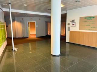 Handelsgelijkvloers groot 433m² met 3 ondergrondse autostaanplaatsen en kelder. Dit pand, gekend als een voormalig bankfiliaal, is gelegen op een commerciële toplocatie in het bruisende centrum van de Stad Beringen, temidden winkels, supermarkten, kantoren, horeca, scholen... Het pand leent zich perfect voor de uitoefening van een vrij beroep, kantoorfunctie of winkel. Voldoende parkeergelegenheid in de directe omgeving. <br /><br />INDELING: <br />GELIJKVLOERS: Inkomsas; Centrale hal met ontvangstloketten; 7-tal Kantoorruimtes alsook vergader- en ontvangstruimtes; Kluizenzaal, 2 aparte sanitaire ruimtes; Keuken. <br />KELDER: Technische ruimte en 3 ondergrondse autostaanplaatsen.<br /><br />Centrale verwarming op aardgas en een ventilatiesysteem. Dubbele beglazing. EPC Label: C - GEEN renovatieverplichting. Asbestveilig.<br /><br />Voor meer info bel Danny op 011/22.19.17 of 0471/10.00.69 - www.limburgsvastgoed.be