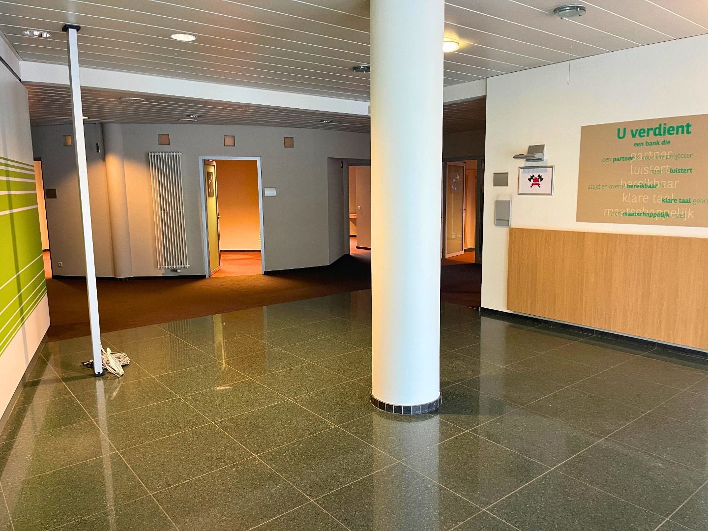 Handelsgelijkvloers 433m² met 3 parkings en kelder op commerciële topligging - foto 3