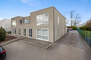 Appartement met één slaapkamer, gelegen te Erpe-Mere.Uitstekende verbinding, daar men op 2 min. gelegen is van de op-en afrit van de E40 en alle...