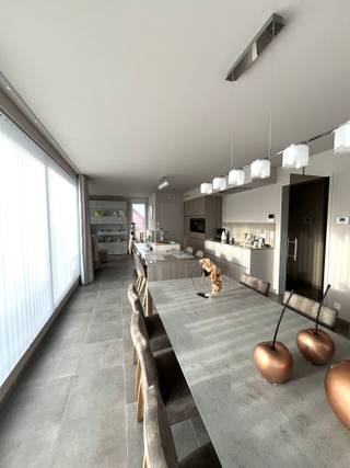 Welkom in dit modern appartement, waar comfort en elegantie elkaar ontmoeten.Gelegen op een uitstekende locatie, dichtbij alle dagelijkse...