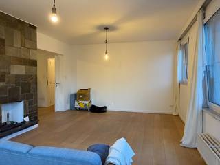 <p><strong>Welkom thuis in hartje Gent!</strong><br />Dit charmante appartement van<strong> 77 m²</strong> op de derde verdieping van een <strong>karaktervol gebouw </strong>aan de Onderbergen heeft het allemaal. <br />De <strong>ruime, lichtrijke woonkamer</strong> is de ideale plek om tot rust te komen, terwijl de<strong> aansluitende open keuken</strong> uitnodigt tot gezellige aperitiefjes en heerlijke etentjes. <br />Ook praktisch scoort deze woning sterk: er zijn <strong>twee volwaardige slaapkamers,</strong> een badkamer en een apart toilet.<br />Of u nu alleen komt wonen, met z’n tweeën of een extra kamer nodig heeft als bureau of logeerkamer: hier krijgt u alle ruimte om van uw eigen plek echt <strong>een thuis</strong> te maken.<br /><br />De huurprijs bedraagt <strong>€ 995 + € 150</strong> (algemene onkosten) per maand.<br />Het appartement is vrij per <strong>1 september 2026</strong> en heeft een EPC-score van <strong>217</strong> kWh/m².<br /><br />En de locatie? <strong>Beter wordt het bijna niet.</strong> Cafés, restaurants, winkels en de mooiste plekjes van Gent liggen allemaal op wandelafstand. <br />Een sfeervolle stadswoning met karakter, comfort én een toplocatie.<br />Kom binnen en ontdek zelf waarom u zich hier meteen thuis voelt!<br />Contacteer ons via tel. <strong>09 330 61 04 </strong>of via info@vastgoedminnaert.be</p>
