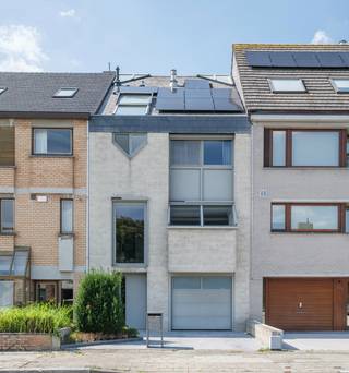 Deze architecturale bel-etagewoning is gelegen in de Hoopstraat 21, een rustige, residentiële woonwijk in Mariakerke, Oostende. De ligging biedt een uitstekende bereikbaarheid naar zowel het centrum van Oostende als de kust. Gelegen in een gegeerde buurt geniet u in deze bel-etage van ruimte en luxe in een rustige omgeving, terwijl winkels, voorzieningen en belangrijke verbindingswegen zich vlakbij bevinden. Het strand is op 10 minuten wandelafstand bereikbaar. <br /><br /><u>Troeven:</u>
<ul>
	<li>3 terrassen</li>
	<li>ruime tuin</li>
	<li>Ruime garage met extra bergruimte</li>
	<li>ruime parkeermogelijkheid</li>
	<li>zolder</li>
	<li>22 zonnepanelen (5390Wp)</li>
	<li>Parlofoon met camera</li>
	<li>Op maat gemaakte kwaliteitskeuken met Miele toestellen</li>
	<li>Design sfeer kachel</li>
	<li>Hoog kwalitatieve parket</li>
	<li>Vingerafdruktechnologie voor het openen van de deur</li>
	<li>Huisverwarming op afstand te controleren</li>
	<li>INFRAROODCABINE MEE INBEGREPEN in de prijs</li>
</ul>
<br />Elektrische keuring:<strong> conform volgens het AREI</strong> tot 09/01/2048.<br />EPC <strong>label A</strong>, 100 kWh/(m² jaar) (<strong>GEEN renovatieplicht</strong>). <br />Stedenbouwkundige inlichtingen: perceelnummer 0208N2P0000 ; woongebied, geen verkavelingsvergunning, geen rechtelijke herstelmaatregel of bestuurlijke maatregel, geen overstromingsgevoeligheid: P- score: C,  G- score: C. <br />Wenst u een bezoek in deze architecturale parel?<br />Contacteer Apers Taghnee via <strong>taghnee@ocvastgoed.be of via +32 475 42 89 58. </strong>