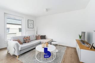 Welkom thuis in dit stijlvolle nieuwbouwappartement, ideaal gelegen in het hart van Oostende. Dankzij de centrale ligging bevindt u zich op wandelafstand van winkels, restaurants, het strand en het station, terwijl u toch geniet van de rust van een straat met weinig passage.<br /><br />De hoekligging zorgt voor een uitzonderlijke lichtinval waardoor de leefruimtes de hele dag door baden in natuurlijk licht. De ruime woonkamer sluit naadloos aan op de moderne open keuken, die is uitgerust met een praktisch keukeneiland en hoogwaardige toestellen. Deze open indeling creëert een aangename en eigentijdse leefomgeving waar comfort en gezelligheid centraal staan.<br /><br />Een absolute troef is het ruime en uiterst zonnige terras, waar u vrijwel de hele dag van de zon kunt genieten. De ideale plek om te ontspannen, te ontbijten of gezellige momenten door te brengen met familie en vrienden.<br /><br />Het appartement beschikt over twee comfortabele slaapkamers, voorzien van praktische ingemaakte kasten, en biedt zo voldoende ruimte voor zowel een vaste bewoning als een tweede verblijf aan zee.<br />Verder zijn er een aparte toiletruimte en een stijlvolle badkamer met luxueuze afwerking, uitgerust met een ruime inloopdouche en kwaliteitsvolle materialen.<br /><br />Dit nieuwbouwappartement combineert een hoogwaardige afwerking, een doordachte indeling en een toplocatie in Oostende. Een unieke opportuniteit voor wie op zoek is naar comfortabel wonen aan de kust of een zorgeloze investering.<br /><br />Interesse in dit project? Contacteer ons vandaag nog voor een vrijblijvend bezoek en ontdek zelf alle troeven van dit prachtige appartement.