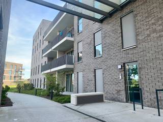 Modern en comfortabel gelijkvloers appartement met 2 slaapkamers in nieuwbouwproject Heizijde. Privatieve kost (provisie): €113/maand. EPC:...