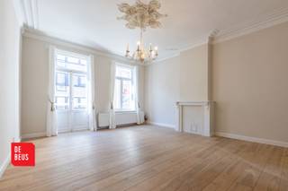 - Charmante uitstraling met prachtige details- Topligging - Vier appartementen + garage!- Hoge plafonds (3,17m - 3,92m) Welkom in deze statige en...