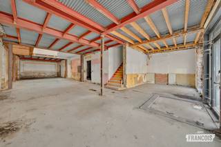 Dit uitzonderlijke renovatieproject biedt een unieke investeringsopportuniteit in het historische centrum van Kortrijk, op slechts enkele tientallen meters van de Grote Markt. Het betreft een authentiek en uitstekend bewaard 17de-eeuws herenhuis met een elegante neoclassicistische lijstgevel, waarbij de rijke historische uitstraling wordt gecombineerd met een reeds vergunde toekomstgerichte herbestemming.<br /><br />Voor het pand werd een omgevingsvergunning verkregen (dossier AAKor2364) voor de renovatie en herontwikkeling naar een kwalitatieve mix van commerciële en residentiële functies. De vergunde plannen voorzien een ruim handelsgelijkvloers van 101,2 m², uitermate geschikt voor een horecazaak dankzij de uitstekende ligging in het bruisende stadscentrum.<br /><br />Op de verdiepingen worden drie hoogwaardige woonentiteiten gerealiseerd. De eerste verdieping omvat een ruim appartement van 115,5 m², gekenmerkt door een indrukwekkende dubbelhoge vide en een sfeervolle loggia. Het appartement op de tweede verdieping beschikt over een bewoonbare oppervlakte van 104,6 m² en een aangenaam privatief terras. De bovenste verdiepingen vormen samen een exclusieve duplex van 108,1 m², waar de authentieke 17de-eeuwse dakspanten zichtbaar blijven en een ruim dakterras zorgt voor een unieke buitenruimte met uitzicht over de stad.<br /><br />Dankzij de reeds verkregen vergunning, de uitzonderlijke erfgoedwaarde, de authentieke architectuur en de topligging in het commerciële en historische hart van Kortrijk vormt dit project een zeldzame kans voor ontwikkelaars en investeerders die op zoek zijn naar een prestigieuze renovatie met een sterk potentieel.<br /><br />