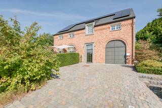 Villa uit 2002 in het geliefde Linden, gelegen in een rustige doodlopende straat en ontworpen door Kwadraat. De woning wordt omringd door een prachtig aangelegde tuin met siervijver op een perceel van 750m². Met een bewoonbare oppervlakte van 322m² en aangename splitlevel-niveaus biedt deze villa een bijzonder ruimtelijk en open woongevoel.<br />Binnenin beschikt u over vier volwaardige slaapkamers en een nieuwe luxe badkamer uit 2020, afgewerkt met hoogwaardige materialen. De keuken in volkern werd recent vernieuwd en uitgerust met topapparatuur van V-ZUG, ideaal voor wie houdt van kwaliteit en verfijning.<br />De woning is volledig mee met haar tijd: EPC B, zonnepanelen, vloerverwarming, een thuisbatterij en een laadpaal zorgen voor een energiezuinige en toekomstgerichte woonervaring. Buiten geniet u van meerdere terrassen met een nieuwe zonnetent van Harol en een stijlvol schaduwdoek van HOOVER Concepts. Het tuinhuis uit 2020, volledig geïsoleerd en voorzien van verlichting, vormt een extra troef voor hobby, opslag of thuiswerk.<br />Een bijkomend pluspunt is de uitbreidingsmogelijkheid op de zolder, bereikbaar via een vaste trap. Hier kan eenvoudig een extra slaapkamer en zelfs een bijkomende badkamer worden gecreëerd, wat de woning nog meer potentieel en flexibiliteit biedt.<br />Een uitzonderlijke eigendom die rust, ruimte, energiezuinigheid en een prachtige tuin combineert op een toplocatie in Linden, in een doodlopende straat en mét uitbreidingsmogelijkheden voor wie nog een stap verder wil gaan. info@covas.be // 016 40 60 20 // www.covas.be