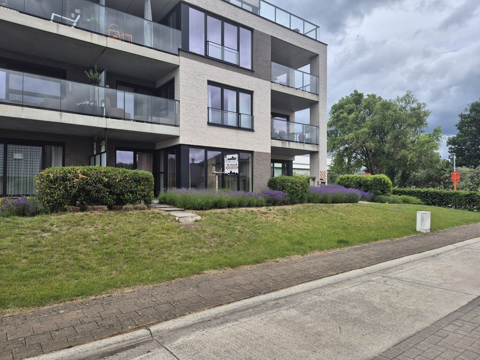 Modern gelijkvloers appartement met terras. - foto 1