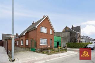 Deze charmante woning, op unieke locatie, met 650m2 aan hangaars in Mere biedt u de kans op een ruim en veelzijdig pand. Deze woning schept de opportuniteit om uw woning te koppelen met professioneel gebruik.De bewoonbare oppervlakte van 128m² is gunstig verdeeld, wat elke kamer lichtrijk en uitnodigend maakt. Bij binnenkomst wordt u verwelkomd door een klassieke hal, dat onmiddellijk een warme sfeer creëert. De woonkamer, met zijn grote ramen, profiteert van veel natuurlijk licht en biedt volop mogelijkheden voor persoonlijke inrichting. De aparte keuken voegt een vleugje nostalgie toe. Op de verdieping beschikt de woning over 3 slaapkamers en een badkamer.Deze solide woning staat op een royaal perceel van 2107m² en creëert hierdoor heel wat buitenruimte voor ontspanning of spel. Doordat de woning nabij agrarisch gebied ligt, geniet u overal van zicht op de omliggende velden en akkers.Deze woning combineert het beste van rustiek wonen op een unieke locatie met de nabijheid van lokale faciliteiten en biedt u de mogelijkheid om een thuis te maken op een plek die landelijke charme uitstraalt. Mis de kans niet om deze unieke woning met menig opslagplaats zelf te ontdekken en te transformeren naar uw eigen smaak.