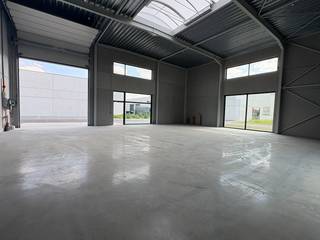 - Nieuwe KMO-units te Ichtegem -<br /><br />In de Industriestraat te Ichtegem transformeert Global Estate Group de voormalige Dupon Biscuits-site – bekend van koekjes voor ijsjes – tot een modern en duurzaam bedrijventerrein.<br /><br />In dit nieuwe KMO-park, *Houtland West*, bieden wij een casco loods van 225 m² te koop aan. De unit beschikt over 3 inbegrepen privéparkeerplaatsen en maakt deel uit van een recent opgeleverd bedrijvenpark met een hedendaagse uitstraling.<br /><br />*Houtland West* is strategisch gelegen in het hart van Ichtegem, vlot bereikbaar via de N33 en op korte afstand van Torhout, Gistel en de E40. Het bedrijventerrein is ideaal voor kleine en middelgrote ondernemingen die op zoek zijn naar een functionele, duurzame en goed bereikbare uitvalsbasis in West-Vlaanderen.<br /><br />Interesse? Neem contact met ons op voor meer info of een bezoek ter plaatse.