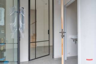 Het zoveelste nieuwbouwproject in Ravels, zeg je?<br /><br />Oké. Point taken. Maarrr soms heb je van die projecten die er echt wel uitspringen. <br />En dit is er zo eentje.<br /><br />Klinkt weer als het typische makelaarspraatje zeker? Niet dus.<br />Deze 7 nieuwbouwwoningen doen het namelijk net even wat anders dan anders:<br /><br />- Geen 7 smalle duplicaatjes naast elkaar, maar een eigentijdse architectuur die de landelijke omgeving niet verstoort. Een speelse indeling, maar met een hele mooie flow.<br /><br />- Deze aannemer zet graag de puntjes op de i. Van de hippe stalen deuren in de woonkamer tot de volledige aanleg van de voortuin; alles werd met oog voor detail afgewerkt. Een totaalplaatje dus.<br /><br />- Geen klassieke hoogbouw, maar een eigentijds interieur waar veel gespeeld wordt met licht en lucht.<br /><br />- Extreem energiezuinige afwerking, met warmtepomp, vloerverwarming én -koeling, zonnepanelen, hoogrendementsglas, topisolatie,… <br />Goed voor het milieu én voor je portemonnee.<br /><br />- Een absolute toplocatie: met de bossen letterlijk om de hoek - heb je dat uitzicht op de hertjes gespot? - maar ook op fietsafstand van de dorpskern van het mooie Ravels.<br /><br />Woning 4 is je favoriet, zeg je? Dat snappen we.<br /><br />Deze beschikt namelijk over een grondoppervlakte van 320 m², een bewoonbare oppervlakte van 155m², heeft 3 slaapkamers én carport met eigen berging achteraan op het terrein. Graag nog een 2de parkeerplaats erbij? No problemo, dat kunnen we voor je regelen.<br /><br />Staat dit stulpje hoog op je verlanglijstje, maar wil je stiekem graag ook 1 van de andere 7 woningen bezoeken? No worries, we zetten met plezier de deuren van alle huizen voor je open. <br /><br />Graag hierover meer weten? Bel ons, mail ons, schrijf ons.<br /><br />By the way: dit project wordt verkocht onder 21% BTW op de constructie, en 12% registratierechten op de grond.