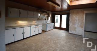 Te renoveren woning met tal van mogelijkheden + loods Ben je op zoek naar een veelzijdige eigendom met enorm potentieel? Dan kan deze eigendom...