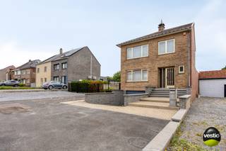 Halfopen bebouwing op riant perceel van 25a41ca – ideaal voor gezinnen of ondernemers!Bent u op zoek naar een woning met véél ruimte, zowel binnen...