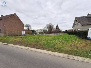 BOUWGROND MET VERGUNNING EN PLANNEN TE KOOP TE LIERDE. Bouwgrond voor halfopen bebouwing te koop in een rustige zijstraat te Lierde. Aankoop incl...