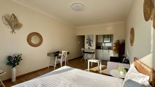 Deze instapklare studio bevindt zich op de 8ste verdieping van een residentieel gebouw met lift. Onlangs werd nieuwe dubbele beglazing geplaatst en de huidige verwarmingsinstallatie wordt binnenkort omgeschakeld van mazout naar een moderne gasketel. Dankzij deze verbeteringen zal het EPC gunstiger worden, wat zorgt voor een lager energieverbruik en meer wooncomfort.<br /><br /><strong>Indeling van de studio:</strong> <br />Bij binnenkomst betreedt u de inkomhal, die directe toegang biedt tot de lichtrijke leefruimte met een praktisch ingedeeld slaapgedeelte. De moderne keuken is stijlvol afgewerkt en voorzien van het nodige comfort. Daarnaast beschikt de studio over ingebouwde kasten, wat zorgt voor extra opbergruimte en een strak interieur. De aparte badkamer is volledig vernieuwd en uitgerust met een douche, een toilet en een moderne wastafel.<br /><br /><strong>Omgeving: </strong><br />Deze locatie biedt de perfecte mix van stadsdynamiek en groen, met het Stadspark op wandelafstand. Gelegen tussen het historische centrum en het Zuid, nabij de Meir, Keyserlei en het Centraal Station, geniet je van een uitstekende mobiliteit en vlotte bereikbaarheid. De levendige buurt met tal van winkels, restaurants en cafés zorgt voor de ideale balans tussen energie en rust.<br /><br />Dankzij de centrale ligging en moderne afwerking is deze studio perfect voor eigen bewoning of als investering. Plan snel je bezoek en ontdek het zelf!<br /><br />Troeven van dit pand: <br />Ideale investering <br />Recent gerenoveerd <br />Elektriciteit conform <br />Aparte fietsenberging <br /> 