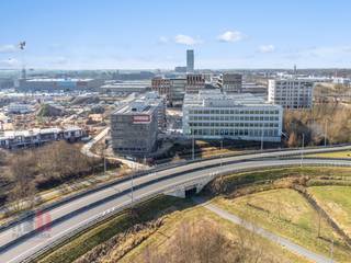 Dit uitzonderlijk kantoorgebouw van <strong>2871 m² </strong>maakt deel uit van het hoogwaardig kantorencomplex "<strong>Atmos</strong>", bestaande uit vijf <strong>BREEAM OUTSTANDING-gecertificeerde gebouwen</strong>. Deze kantoren zijn instapklaar en liggen in een groene omgeving met een autoluw binnenplein. Dankzij de aandacht voor architectuur en functionaliteit vormen deze duurzame kantoren de ideale omgeving voor innovatie en samenwerking in Gent. De kantoren zijn toekomstgericht en voldoen aan de aankomende strenge Europese regelgeving, zoals de EU-taxonomie. Het complex biedt ruime ondergrondse parkeermogelijkheden, inclusief laadpalen, en een openbare parking in aanbouw, met <strong>oplevering voorzien in januari 2025</strong>.<br /><br />Het gebouw is strategisch gelegen aan <strong>"The Loop"</strong>, de R4-ring rond Gent, op slechts 4 minuten rijden van de <strong>E40-op- en afrit Sint-Denijs-Westrem</strong> en 7 minuten van de E17. Het Sint-Pietersstation bevindt zich op 1,6 km afstand, wat neerkomt op 8 minuten fietsen of 22 minuten wandelen. Daarnaast ligt een tramhalte op slechts 900 meter. Het kantoorgebouw biedt ook uitstekende zichtbaarheid vanaf de R4, wat bijdraagt aan de prominente locatie. "The Loop" ondergaat een verdere transformatie naar een nieuwe levendige stadswijk waar naast grote kantoren, winkels en evenementen ook plaats is voor andere functies zoals wonen, verschillende types handel en recreatie. Het stadsdeel krijgt een nieuwe structuur met méér groen waar men wonen en werk wenst te combineren. Via de volgende link kan met de toekomstvisie van Stad Gent terugvinden: Nieuwe toekomstvisie | Stad Gent . <strong>Ook de mogelijkheid tot kopen van het kantoorgebouw.</strong><br /><br />Voor meer informatie, het lastenboek of een vrijblijvend plaatsbezoek, neem contact op met <strong>PANORAMA B2B GENT KANTOREN</strong> via<strong> 09 225 09 02</strong>.