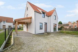 Deze charmante nieuwbouwvilla op lot 1 aan de Diksmuidesteenweg in Hooglede is volledig opgebouwd en zal nu binnenin nog verder door Dumobil op maat van de klant afgewerkt worden. Een unieke kans voor een woning op maat op korte termijn! Plan je bezoek in met onze bouwadviseur. Hier krijg je de mogelijkheid om de charme van een landelijke bouwstijl te combineren met het comfort van de nieuwste technieken. Het perceel van 590 m² is toegankelijk via een inrit met een dreef. De woning combineert charme met modern comfort en is voorzien van een ruime carport, een aparte berging en wasplaats. Er is een zithoek die overloopt in de eetruimte en de open keuken met keukeneiland die uitkijkt op de tuin. Er is een apart toilet op het gelijkvloers en de 1ste verdieping. De zonovergoten tuin is ideaal zuidelijk georiënteerd. Op de eerste verdieping vind je drie ruime slaapkamers en verder via de vaste trap een lichtrijke zolder. Deze nieuwbouwvilla is voorzien van een warmtepomp wat ervoor zorgt dat je heel energiebewust en duurzaam kan verwarmen en koelen. Daarbij sta je door de strategische ligging in een mum van tijd in Roeselare of Staden.<br /><br />Contacteer ons voor meer info of een bezoek: 051 40 10 12 – villabouw@dumobil.be - www.dumobil.be/nl/villabouw/bouwgronden/villaprojecten-hooglede-diksmuidesteenweg<br />