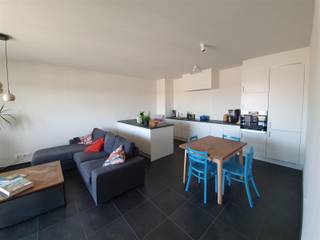 Energiezuinig en recent 2 slpk appartement van 77 m² met een terras van 7,5 m² en een open uitzicht.<br />Dit appartement is gelegen op de 3e verdieping van de Residentie Splichal en bestaat uit een ruime leefruimte met volledig geïnstalleerde keuken, aansluitend een ZW georiënteerd terras, 2 slpk, een geïnstalleerde badkamer met inloopdouche, een apart toilet, een wasplaats. <br />Ondergronds beschikt dit appartement over een ruime autostaanplaats, een berging en 2 fietsenstallingen.<br />Vanaf 01/02/2026 beschikbaar, provisie algemene kosten 50,-€/maand. (Vg, Wg, Gmo, Gvkr, Vv.)