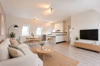 In het centrum van Veurne bevindt zich dit aangename instapklare dakappartement van 61 m², perfect voor wie comfortabel en centraal wil wonen. De vele raampartijen zorgen voor een overvloed aan natuurlijk licht en creëren een open en luchtige sfeer. Het appartement beschikt over een ruime leefruimte met een volledig uitgeruste open keuken, afgestemd op hedendaags wooncomfort. Via de nachthal bereiken we de ruime slaapkamer met ingebouwde kast en extra berging. De badkamer is voorzien van een lavabomeubel en een douche. Daarnaast is er een praktische berging en een aparte wasplaats binnen het appartement. Extra pluspunten zijn de privatieve kelderberging, de gemeenschappelijke fietsenberging en de vlotte toegankelijkheid via zowel lift als trap. Een ideale woonst of interessante investering op een topligging in Veurne en vlakbij de kust.<br />Interesse? Neem gerust contact op voor meer informatie of een bezoek ter plaatse.<br />De privatieve kelderberging zit inbegrepen in gepubliceerde prijs. <br />De vermelde prijs is een richtprijs; elk bod wordt voorgelegd aan de eigenaar, die het recht behoudt dit te aanvaarden of te weigeren
