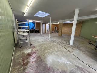 Goed gelegen magazijn te huur ( 130m²)<br /><br />In het magazijn is er een aparte wc voorzien.<br /><br />Voor meer info of een bezoek ter plaatse kan u vrijblijvend contact opnemen met Philip op het nr.: 0476/999.029 of philip@reds.be