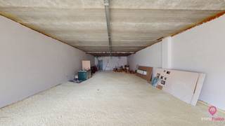 Uitstekend gelegen handelspand in hartje Koersel!<br /><br />Dit handelspand bestaat op dit moment uit een makkelijk in te delen rechthoek. Aan de voorzijde is het pand 7,5m breed, de diepte bedraagt 18m. We spreken hier dus over 135m² bruikbare oppervlakte. Deze handelsruimte wordt casco+ opgeleverd. Dit maakt dat deze “winkel” voor elke zelfstandige geschikt is. Bent u kapper, schoonheidsspecialiste, kinésist of zoekt u een plaats om uw burelen te vestigen: de indeling wordt nog zelf bepaald. In de casco+ oplevering zit inbegrepen: Vanuit het pand heeft men toegang tot de parkeerplaatsen achter het gebouw. Via een doorsteek vlak naast de voordeur van dit pand bereikt men trouwens zeer makkelijk de achterzijde van het gebouw waar parkeermogelijkheid aanwezig is.<br /><br />Handelspand kan aangekocht worden onder het btw stelstel!<br /><br />U zoekt een toplocatie zonder de handen vuil te maken en onmiddellijk beschikbaar bij akte: gevonden!<br />Kom kijken en overtuig jezelf.<br /><br />Pluspunten:<br />- toplocatie<br />- parkeermogelijkheden achter het gebouw<br />- naar eigen smaak in te richten<br />- casco+ inrichting inbegrepen in de prijs<br />- alles gelijkvloers<br />- betaalbaar<br />- grote etalage<br /><br />Voor een bezichtiging ter plaatse of meer info, bel ons op 078/78.78.70, of kom gewoon binnen op ons kantoor. Steeds welkom!