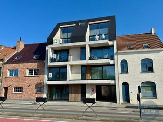 Goed gelegen nieuwbouwappartement gelijkvloers in Lombardsijde. Residentie Lombard'sea is een kleinschalig gebouw. Mooie woonkamer met gezellige open...