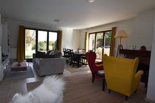 Century21ImmoNero stelt voor : Gelegen in een groene en rustige omgeving, biedt deze gezellige 3-gevel woning u totale privacy en biedt:Gelijkvloers:...
