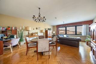 <p><span>Ruim 2-slaapkamer appartement van 125 m² gelegen in een rustige woonwijk nabij winkels, scholen en openbaar vervoer. Vlotte verbinding naar de haven van Antwerpen.</span></p><p><span> </span></p><p><span>De indeling:</span></p><p><span> </span></p><p><span>- Woonkamer en keuken:</span><span> ruime living op parket met open uitzicht en ingerichte keuken</span></p><p><span>- Terras:</span><span> zuidgericht terras van 11 m²</span></p><p><span>- Slaapkamers en badkamer:</span><span> 2 ruime slaapkamers van 22m² en 10m² en volledig betegelde badkamer met douche</span></p><p><span>- Extra's:</span><span> praktische berging voor wasmachine en droogkast en apart toilet</span></p><p><span> </span></p><p><span>Belangrijke troeven:</span></p><p><span> </span></p><p><span>- Verwarming: </span><span>Junkers gascondensatiebrander van 2008 - energiezuinig: epc-label B</span></p><p><span>- Comfort: </span><span>dubbele beglazing en rolluiken</span></p><p><span>- Onkosten: </span><span>lage maandelijkse kosten (€30)/ alle nuts voorzieningen zijn individueel</span></p><p><span>- Parkeren: </span><span>verplichte garage (€ 30.000), inpandige garagebox van 20 m² bereikbaar via de hal</span></p><p><span> </span></p>