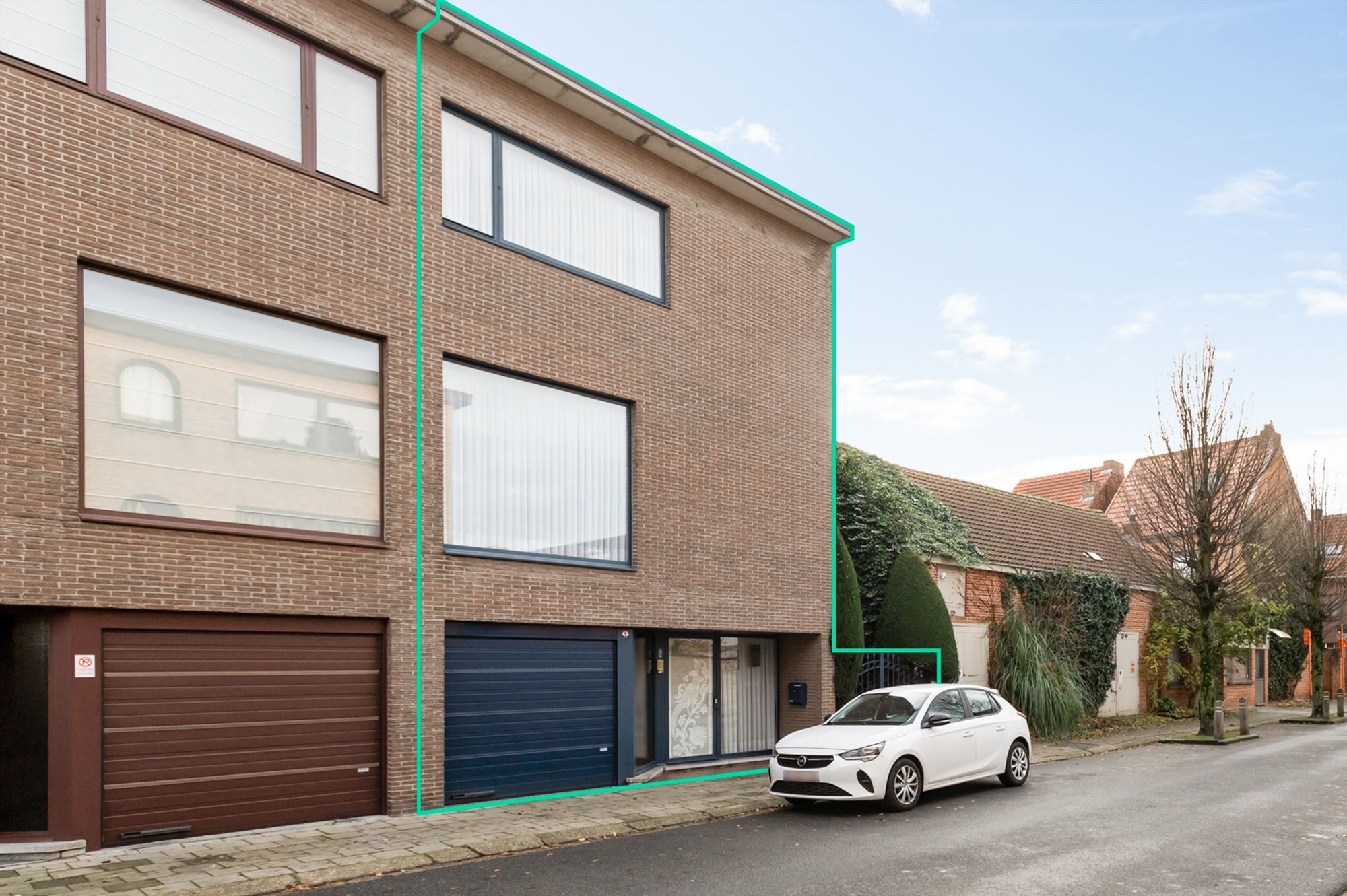 Bell-floor house with 3 bedrooms and garden gate on street side. - photo 2