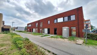 <strong>Halfopen woning te koop in De Vloei – Lot 129</strong><br /><br />Instapklare, energiezuinige halfopen woning met tuin en drie slaapkamers in de groene woonwijk De Vloei te Ieper.<br /><br />Deze kwalitatieve nieuwbouwwoning combineert modern wooncomfort met duurzame technieken zoals een warmtepomp, vloerverwarming, ventilatiesysteem D en zonnepanelen.<br />Dankzij het uitstekende E-peil van maximaal 20 geniet u van een lage energiefactuur en een aangenaam binnenklimaat, het hele jaar door.<br /><br /><strong>Indeling gelijkvloers : </strong>
<ul>
<li>Inkomhal met vestiaire</li>
<li>Gastentoilet</li>
<li>Lichtrijke leefruimte met zicht op de tuin</li>
<li>Ruime open keuken</li>
<li>Praktische wasplaats</li>
<li>Aangelegde tuin met tuinberging<br /> </li>
</ul>
<strong>Verdieping :</strong>
<ul>
<li>3 volwaardige slaapkamers</li>
<li>Ruime badkamer met dubbel lavabomeubel, inloopdouche, ligbad en toilet</li>
<li>Handige bovenberging<br /> </li>
</ul>
<strong>Volledig afgewerkt :</strong><br />De woning wordt volledig afgewerkt opgeleverd, inclusief:
<ul>
<li>Geïnstalleerde keuken</li>
<li>Volledig ingerichte badkamer</li>
<li>Vloerafwerking op gelijkvloers en verdieping</li>
<li>Terras en tuinaanleg</li>
</ul>
<br /><strong>Troeven :</strong><br />✔ Halfopen bebouwing met extra lichtinval<br />✔ Energiezuinig wonen (E-peil max. 20)<br />✔ Warmtepomp, vloerverwarming en zonnepanelen<br />✔ 3 slaapkamers<br />✔ Tuin met praktische tuinberging<br />✔ Instapklaar afgewerkt<br /><br />Interesse? Contacteer ons voor meer informatie of een bezoek via 051 21 11 11 of matias@imfiro.be