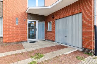 BEZOEKMOMENT OP 23/9 VAN 16U30 TOT 18U30 INSCHRIJVEN KAN VIA DE WEBSITE <br /><br />Ben je op zoek naar een ruime gezinswoning met tuin en garage op een rustige ligging, maar toch dicht bij het centrum van Beveren? Dan is deze halfopen bebouwing zeker een bezoek waard. De woning is op te frissen, maar beschikt over een goede basis en biedt heel wat mogelijkheden.<br /><br />Je komt binnen in de inkomhal met vestiaire en apart toilet. Van hieruit kom je in de ruime en lichtrijke leefruimte met grote raampartijen en zicht op de tuin. Aansluitend bevindt zich de keuken, die voorzien is van de nodige toestellen en voldoende ruimte biedt. Achteraan is er nog een aangename veranda met rechtstreekse toegang tot de tuin.<br /><br />Verder beschikt het gelijkvloers over een ruime inpandige garage van ca. 40 m², die naast het parkeren van de wagen ook extra ruimte biedt voor stockage of hobby.<br /><br />Op de eerste verdieping bevinden zich 3 ruime slaapkamers en een badkamer met toilet, inloopdouche en lavabo. Via een vaste trap bereik je de ruime zolder die nog extra mogelijkheden biedt.<br /><br />Buiten geniet je van een gezellige tuin met zij-ingang, een carport en een eigen oprit met voldoende parkeergelegenheid. Een grote troef is bovendien het recent vernieuwde en naar de huidige normen geïsoleerde dak.<br /><br />De woning wordt verwarmd met centrale verwarming op stookolie, beschikt over rolluiken en de elektriciteit is conform.<br /><br />Een woning met een goede basis en veel mogelijkheden, ideaal voor wie een ruime gezinswoning naar eigen smaak wil opfrissen.<br /><br />Contacteer ons via 052 46 38 03 voor meer informatie of een bezoek.