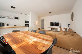 Dit verzorgde appartement bevindt zich op de eerste verdieping van een kleinschalig gebouw (zonder lift).<br /><br />Indeling: Inkomhal; apart gastentoilet; 2 slaapkamers waarvan één met rechtstreekse toegang tot het achterliggende terras; ingerichte badkamer; ruime woonkamer met open volledig uitgeruste keuken; praktische berging.<br /><br />Extra troeven: achterliggend terras; verlichting aanwezig in alle kamers; TV- en internetaansluiting in alle ruimtes.<br />Mogelijkheid tot het huren van een garagebox voor € 95/maand (niet verplicht).<br /><br />Een comfortabel appartement met een praktische indeling en alle nodige voorzieningen, ideaal voor wie op zoek is naar een instapklare woonst.<br /><br />Gemeenschappelijke kosten: 10 EUR voor de minuterie. De nutsvoorzieningen zijn privatief.<br />Geschikt voor maximaal 4 personen.<br />Beschikbaar op 01/12/2026.<br /><br />Huurwaarborg bedraagt 3 maanden huur.<br />Plaatsbeschrijving door extern bedrijf met gedeelde kosten.<br /><br />Een bezoek ter plaatse kunt u enkel online reserveren op www.hansvastgoed.com.<br />Voor meer informatie, bezoek onze website www.hansvastgoed.com of neem contact op met info@hansvastgoed.com of +32 3 366 05 30.