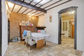 <p><span>Ruime woning met loods.</span></p><p><span>Indeling:</span></p><p><span>- kelder.</span></p><p><span>- gelijkvloers: woonkamer met eetplaats, keuken, wc en atelier (42m²).</span></p><p><span>- 1ste: nachthal, ruime slaapkamer en badkamer.</span></p><p><span>- 2de verdiep: éen ruime slaapkamer en ingerichte zolder met cv-ketel.</span></p><p><span>-3de verdiep: zolder</span></p><p><span>EPC label C geen renovatieplicht van toepassing!</span></p><p><span>Momenteel verhuurd.</span></p><p><span>Gelegen vlakbij het station, scholen, en handelszaken.</span></p><p><span> </span></p><p><span> </span></p><p><span> </span></p>