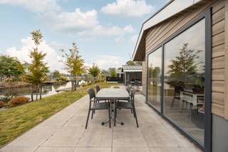 <p>Interesse? Neem gerust contact op met Noor Helsen via noor.helsen@copandi.be of via +32 471 90 18 10.<br /><br />Plan online je bezoek in via deze link!</p><p>Als je op zoek bent naar een tweede verblijf waar je volledig tot rust kan komen, ben je hier aan het juiste adres!</p><p>Deze mooie gemeubileerde 4-persoons vakantiewoning is prachtig gelegen aan het water op het verzorgde EuroParcs domein Zilverstrand in Mol. De vakantiewoning beschikt over een ruime leefruimte met volledig uitgeruste open keuken met ingebouwde oven en vaatwasser, eethoek en gezellige zithoek. Vanaf het terras heeft u een geweldig uitzicht op het meer. Er zijn twee slaapkamers die allen voorzien zijn van voldoende kastruimte. De badkamer is uitgerust met een douchecabine, lavabomeubel, handdoekradiator en toilet. Buiten is het genieten op een ruim terras met prachtig uitzicht op het meer.</p><p>Naast eindeloos waterplezier in het overdekt zwembad en in de zwemvijver, kan je gedurende het hele jaar genieten van de faciliteiten van het park: wellness, speeltuin, meer aan het strand, kabelbaan en vele wandel- en fietsmogelijkheden. Ook is er de mogelijkheid tot mini-golf, sup-verhuur, fietsverhuur, restaurant en supermarkt.<br />Als je een bepaalde periode van het jaar geen gebruik wilt maken van de bungalow kan de verhuurservice van EuroParcs zorgen voor een extra inkomen.<br /><br />Meubels, apparatuur en uitrusting van de keuken zijn inbegrepen in de prijs. Het park vraagt een jaarlijkse bijdrage voor gebruik van alle faciliteiten en de huur van de grond. Er zijn geen aankoopkosten of btw verschuldigd.<br /><br />✅ Meubels inbegrepen<br />✅ Parkeermogelijkheid voor chalet<br />✅ Geen aankoopkosten of BTW<br />✅ Twee comfortabele slaapkamers <br />✅ Topligging nabij het Zilvermeer en prachtige Kempense natuurgebieden</p>