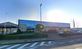 Ontdek dit multifunctioneel bedrijfspand met <strong>uitstekende visibiliteit langs de New-Orleansstraat</strong> in het Gentse havengebied, vlakbij Hanssens Hout, Stukwerkers en Euroports. Dankzij de ligging langs de <strong>N456</strong> geniet uw bedrijf van maximale bereikbaarheid én zichtbaarheid!
<ul>
	<li><strong>Totale magazijnoppervlakte:</strong> 1.392 m²</li>
	<li><strong>Showroom:</strong> 375 m²</li>
	<li><strong>Kantoren (1e verdieping):</strong> 375 m²</li>
	<li><strong>Zeer ruime parkeerzone en buitenopslagmogelijkheden</strong></li>
</ul>
Geschikt voor o.a. <strong>productie, logistiek, opslag, assemblage of groothandel</strong>.<br /><br /><strong>Troeven van het gebouw:</strong>

<ul>
	<li><span>Polybetonvloer</span></li>
	<li><span>Houtskeletstructuur</span></li>
	<li><span>Automatische sectionale poort</span></li>
	<li><span>HVAC-installatie</span></li>
	<li><span>Computervloer</span></li>
	<li><span>Glasgevel met zonnewerende beglazing</span></li>
	<li><span>Aparte koelruimte</span></li>
</ul>
Dit gebouw biedt een ideale combinatie van <strong>functionaliteit, uitstraling én ligging</strong> voor elk ambitieus bedrijf.<br /><br /><strong>Interesse of een bezoek plannen? Contacteer Thomas op 0475 32 51 89.</strong>