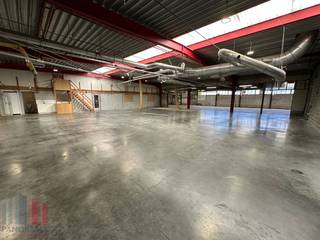 Ontdek dit uitstekend gelegen bedrijfsgebouw van +/- 1.850 m² op een perceel van +/- 3.450 m², gelegen op slechts enkele minuten van de...