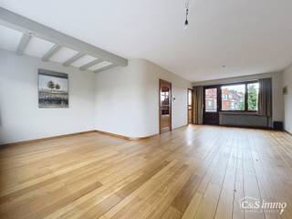 Piekfijn onderhouden bel-etagewoning met zonnige tuin, gelegen op wandelafstand van park Rozendaal.<br />Op het gelijkvloers bevindt zich een ruime inkomhal met apart gastentoilet en vestiaire. Daarnaast is er een bureel/hobbyruimte (ca. 8 m²) met aansluitend een praktische wasplaats en toegang tot de verzorgde tuin.<br />De eerste verdieping biedt een lichtrijke en royale woon- en eetkamer (ca. 44 m²) op mooie parketvloer, voorzien van een open haard. Vanuit de eetkamer bereik je het gezellige terras. De recente, volledig ingerichte keuken (ca. 7 m²) is uitgerust met een stenen werkblad, combi-oven (Miele), inductiekookplaat, dampkap en vaatwasser.<br />Op de tweede verdieping bevinden zich drie comfortabele slaapkamers (ca. 17 m² – 17 m² – 8 m²) en een ingerichte badkamer met ligbad, toilet en dubbel badkamermeubel.<br />Tot slot beschikt de woning over een garage met automatische poort op het gelijkvloers.