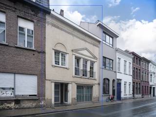 Opbrengsteigendom bestaande uit verschillende studio's en éénslaapkamer­appartementen in het centrum van Gent. <br /><br />De units variëren in oppervlakte van 28 m² tot 68 m² en bieden elk een aangenaam volume met een leefruimte, eetplaats, slaapkamer/slaaphoek, open kitchenette en badkamer. <br /><br />Op het gelijkvloers bevindt zich een gemeenschappelijke inkomhal en een privatieve buitenruimte, gekoppeld aan het gelijkvloerse appartement.<br /><br />De units realiseren een interessant brutorendement (4,2%) en een totale maandelijkse huuropbrengst van € 2.896. Samen met het vereenvoudigd beheer zorgt dit voor een goede investeringsopportuniteit op de Gentse vastgoedmarkt.<br /><br />Ze beschikken over gunstige EPC-scores, variërend van B (133 kWh/m²/jaar) tot C (288 kWh/m²/jaar), en over geldige conformiteitsattesten tem 2033 &amp; 2035, zodat u zorgeloos kunt verhuren.<br /><br />Ook op het vlak van mobiliteit is de ligging bijzonder interessant, met het stadscentrum en belangrijke invalswegen op wandel- en fietsafstand.<br /><br />Een interessante investeringsopportuniteit door haar ligging, hoge verhuurbaarheid en eenvoudig beheer.