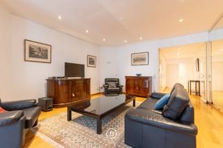 Gemeubeld appartement van 177 m² op de tweede verdieping van een gebouw met lift.Het bestaat uit een ruime woonkamer met een salon en eetkamer in...