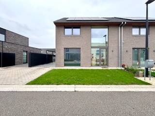 Moderne en recente halfopen woning dd. 2018, gelegen in een residentiële buurt nabij de Leieboorden en dichtbij alles wat men nodig...