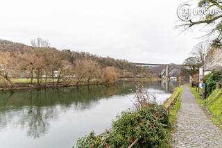 Waar de Lesse en de Maas samenkomen bieden wij een bijzonder appartement aan. Het gaat om een ruim appartement in het voormalig hotelgebouw 'Hotel...