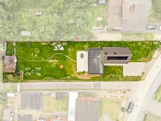 BEZOEKDAG OP 26/07 TUSSEN 12H en 13H.<br /><br />Op zoek naar een vrijstaande woning waar je meteen kan intrekken, pal in het groen? Lees dan zeker verder.<br /><br />Aan de rand van het bos in Langdorp (Aarschot) staat deze volledig vernieuwde woning, waar de vertrouwde rode gevel en een strakke houten leefuitbouw elkaar mooi versterken. Instappen zonder zorgen, met de rust van het bos in je achtertuin.<br /><br />Indeling:<br /><br />Glv: Je betreedt de woning via de inkomhal met apart toilet. Die geeft toegang tot de lichtrijke leefruimte, die naadloos overloopt in een open maatkeuken in notelaar — met kookeiland, handgemaakte groene tegels en volwaardige inbouwtoestellen. Grote schuiframen zetten de hele achtergevel open naar het terras (40 m²) en de zongerichte tuin. Op hetzelfde niveau vind je bovendien al een slaapkamer met eigen badkamer, ideaal om gelijkvloers te wonen. Van hieruit bereik je ook de kelder.<br /><br />1eV: De nachthal leidt naar de master slaapkamer en een ruime, verzorgde badkamer met dubbele wastafel, vrijstaand bad en inloopdouche. Deze verdieping geeft uit op een eigen terras op het platte dak.<br /><br />TROEVEN:<br />-Volledig vernieuwd en energiezuinig: warmtepomp, vloerverwarming, zonnepanelen en balansventilatie (systeem D) — resultaat: een gunstig EPC<br />-Vrijstaand op 838 m², met diepe, zongerichte tuin aan de bosrand<br />-Gelijkvloers wonen mogelijk: slaapkamer én badkamer op het gelijkvloers<br />-Hoogwaardige afwerking: notelaar maatkeuken, natuursteen, designverlichting<br />-Regenwaterrecuperatie (7.500 l) en all-electric comfort<br />-Rustige, groene ligging in Langdorp, vlot verbonden richting Aarschot