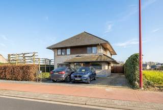 <p>Voor meer info of een bezoek, bel 053 59 49 34 - Op een strategische locatie te Ternat bevindt zich deze<strong> instapklare villa met bouwjaar 2008 op een perceel van bijna 8are</strong>. De ligging is reeds de eerste troef van de woning. Verschillende faciliteiten (scholen, openbaar vervoer, winkels, centrum Ternat ...) bevinden zich op wandelafstand. De E40 richting Brussel en Gent is vlot bereikbaar. Met een <strong>bewoonbare oppervlakte van maar liefst 330 (!) m²</strong> biedt deze woning <strong>vijf (zeer) ruime slaapkamers </strong>en twee badkamers (met alle comfort). Het gelijkvloers beschikt over een ruime inkomhal met gastentoilet, een bureauruimte, een woonkamer én eetkamer en een <strong>volledig geïnstalleerde keuken</strong>. Op de eerste verdieping vinden we nog vier slaapkamers terug (waarvan de masterbedroom over zijn eigen badkamer én dressing beschikt) en een aparte badkamer met douche. De zolderverdieping van maar liefst 70m² is bereikbaar met een vaste trap en kan voorzien worden als polyvalente ruimte of extra slaapkamer. Verder beschikt de woning over een <strong>ruime (droge) kelder, een prachtig zuidgerichte tuin, een oprit voor meerdere personenwagens en een aparte garage achterliggend</strong>. Gunstig EPC - Geen renovatieplicht - Dubbele beglazing - Aluminium-profielen - Betonnen constructie - CV aardgas - Radiatoren - Mogelijkheid vrije beroepen - <strong>Momenteel verhuurd aan 1.850,00 EUR/maand. </strong>(Maatregelen opgenomen in het maatregelenregister: nee)</p>