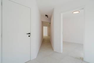 Deze instapklare commerciële ruimte van ca. 80 m² bevat lichtrijke ruimtes en een aangenaam terras. Gelegen in het hartje Wevelgem, dichtbij...