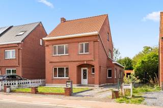 <p><span>Te renoveren vrijstaande woning met veel potentieel op een riant perceel!</span></p><p><span> </span></p><p><span>Op zoek naar een project met karakter en ruimte in overvloed?</span></p><p><span>Deze vrijstaande woning biedt u de kans om volledig naar eigen smaak en inzicht te renoveren, op een uitzonderlijk groot perceel van maar liefst 36a 52ca.</span></p><p><span>De indeling van de woning is functioneel en biedt tal van mogelijkheden. </span></p><p><span>Via de inkomhal komt u in een ruime leefruimte, die aansluit op de keuken en een aangename veranda. </span></p><p><span>Verder beschikt de woning gelijkvloers over een berging, een apart washok en een toilet.</span></p><p><span>Op de eerste verdieping bevinden zich drie slaapkamers en de badkamer. </span></p><p><span>Via een vaste trap bereikt u de zolder, waar momenteel één slaapkamer is ingericht — met de mogelijkheid om deze ruimte verder uit te breiden naargelang uw wensen.</span></p><p><span> </span></p><p><span>Dankzij het zeer ruime perceel geniet u van een aangename tuin en volop buitenruimte, ideaal voor wie op zoek is naar rust en groen dichtbij.</span></p><p><span> </span></p><p><span>Belangrijk om te weten: de woning heeft een EPC-label F, waardoor de renovatieplicht van toepassing is. </span></p><p><span> </span></p><p><span>Voor wie houdt van een uitdaging en een woning volledig naar eigen hand wil zetten, is dit een unieke kans om iets moois te creëren op een toplocatie.</span></p><p><span> </span></p><p><span>Had u graag meer informatie gewenst of een bezoekje ingepland?<br />Contacteer ons dan nu!</span></p><p><span>0467 00 67 79<br /></span><span><span>info@eraetsvastgoed.be</span></span></p><p><span> </span></p>