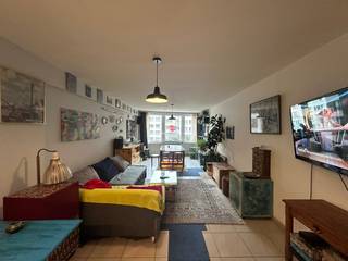 Cet appartement confortable offre un salon spacieux et lumineux, créant une atmosphère agréable et ouverte. La cuisine entièrement équipée dispose de tout le confort nécessaire et jouxte un grand débarras, idéal pour un espace de rangement supplémentaire. La salle de bains comprend une baignoire, une douche, un lavabo et des toilettes. Il y a également une chambre qui donne directement accès à une terrasse agréable, où vous pourrez vous détendre en toute tranquillité. Le bâtiment est équipé d'un ascenseur et l'appartement est disponible à partir du 1/02/2026. Le loyer est de 675 € par mois, majoré d'une avance de 60 € sur les charges communes et d'une avance de 20 € sur l'eau.<br /> 