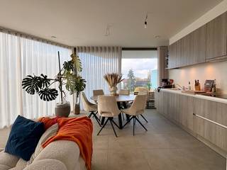 Het appartement is gelegen op de 2de verdieping.Bij het binnengaan van het appartement kom je in de open en lichtrijke leefruimte met keuken. Door de...