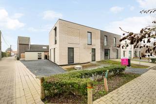 Verkoop onder registratierechten!Deze halfopen nieuwbouwwoning van 2023 is zeer rustig gelegen, in een doodlopende straat.De indeling van deze woning...